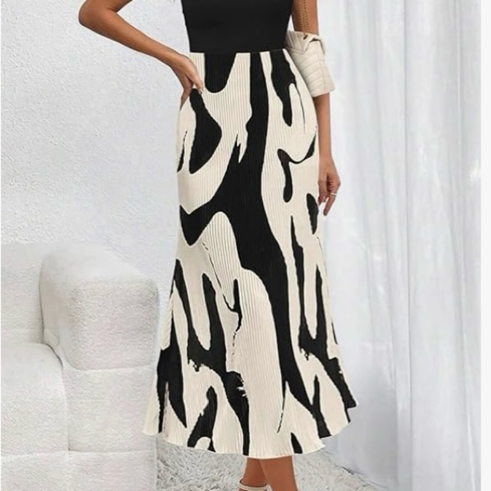 Chic Black and White Abstract Maxi Skirt